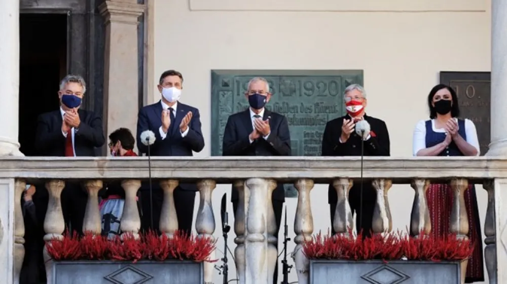 Avstrijski predsednik Alexander Van der Bellen se je danes na osrednji slovesnosti v Celovcu ob stoti obletnici koro&scaron;kega plebiscita koro&scaron;kim Slovencev tudi v sloven&scaron;čini opravičil za krivice in zamude pri uresničitvi njihovih ustavnih pravic.