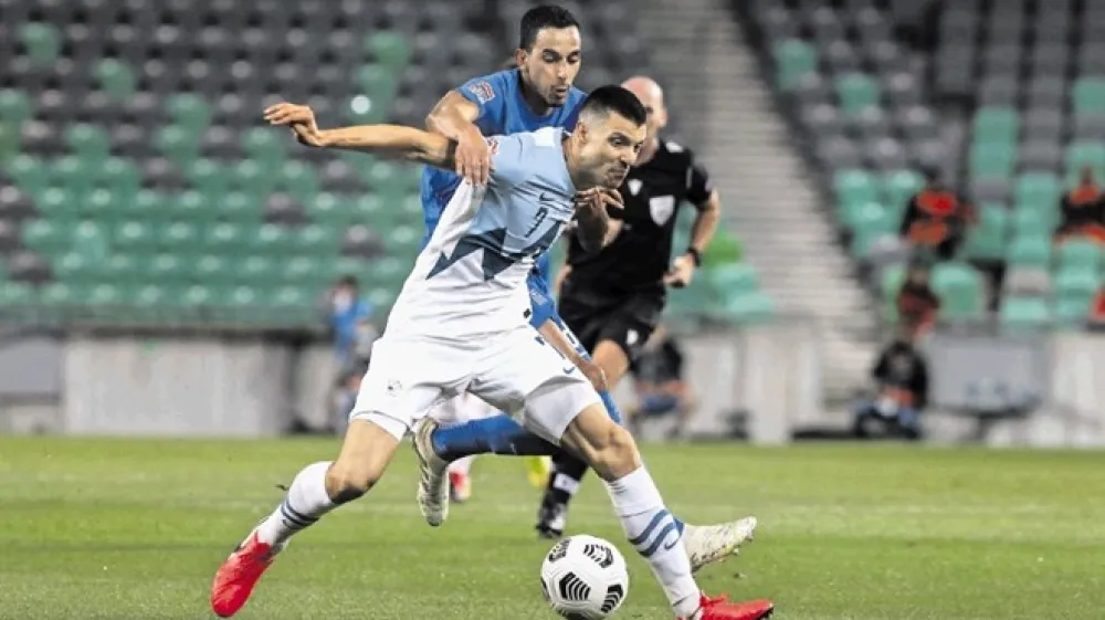 Haris Vučkić (v ospredju) je z drugim zadetkom v reprezentančnem dresu popeljal Slovenijo do zmage na Kosovu.