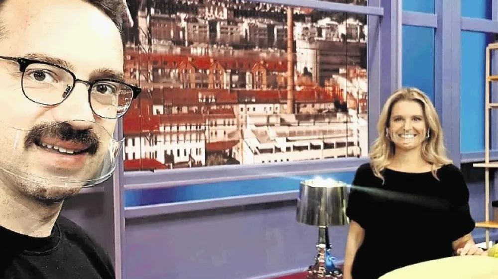 Priljubljena TV-voditeljica Bernarda Žarn je na facebooku objavila re&scaron;itev,  s katero sta si s kolegom Jožetom Robežnikom zakrila usta in nos &ndash; prozorno za&scaron;čitno masko.