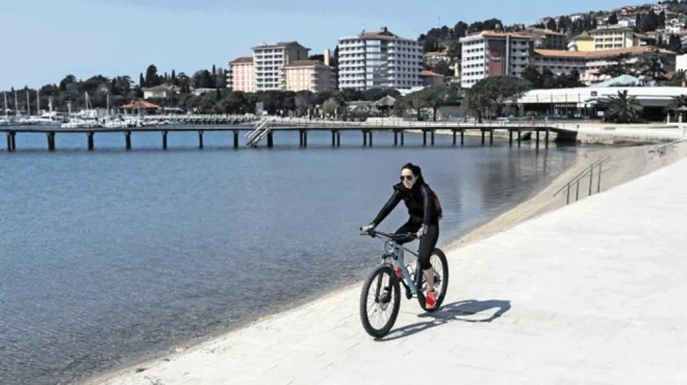 Prebivalci oranžnih regij, na primer Mariborčani, lahko za zdaj &scaron;e počitnikujejo na Obali. Prebivalcem rdečih regij je to dovoljeno le, če so nastanitev rezervirali pred dana&scaron;njim dnem.