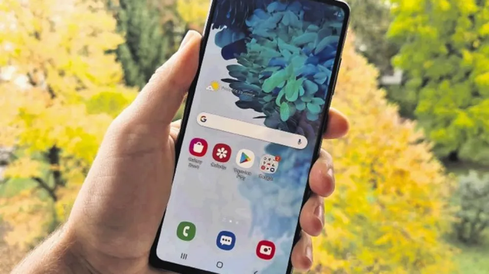 Najopaznej&scaron;a razlika v primerjavi s preostalo serijo galaxy s20 sta debelej&scaron;a obroba in plastično hrbti&scaron;če.