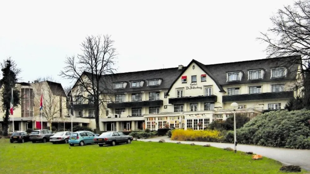 Skupina Bilderberg je  dobila ime po hotelu na Nizozemskem, v katerem se je leta 1954 prvič sestala.