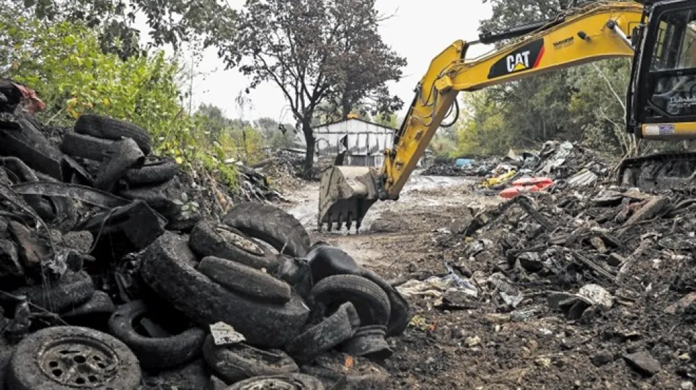 Ko se je zdelo, da se bo zgodba z nelegalno avtodeponijo ob Cesti dveh cesarjev začela razpletati, so na republi&scaron;kem in&scaron;pektoratu postregli s pojasnili, ki kažejo nasprotno.
