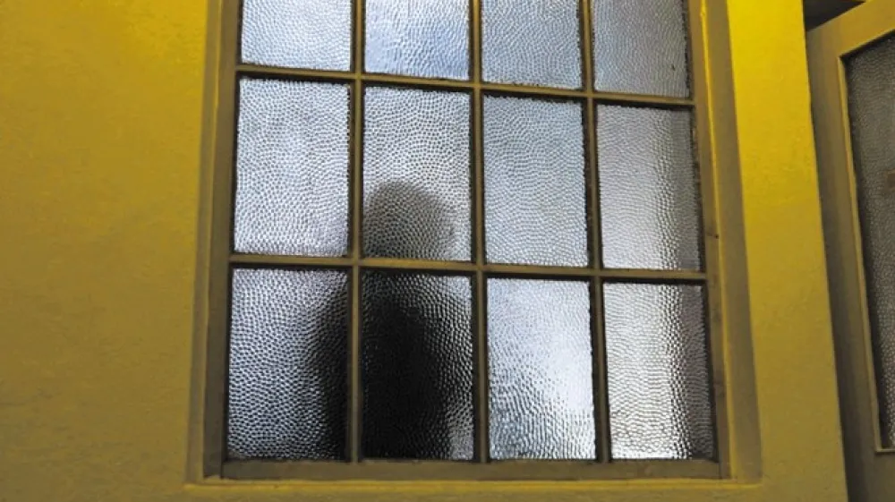 Potem ko je bil  na testu pozitiven mlaj&scaron;i sin,   je zbolela vsa družina. Prebolevanje novega koronavirusa  je zanje mučno in nepredvidljivo.