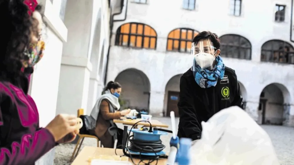 Sabina &Scaron;egula (desno) je v Akademiji cvetja svoje znanje prenesla tudi na Vesno Kropiv&scaron;ek, likovno pedagoginjo na kamni&scaron;ki osnovni poli.