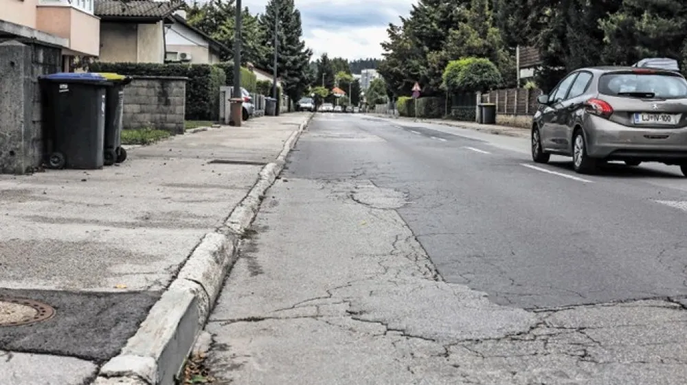 Čeprav prebivalci ob Vipavski ulici že več let opozarjajo na slabo stanje vozi&scaron;ča te ljubljanske prometnice, slednja &scaron;e vedno ni pri&scaron;la na vrsto za prenovo.
