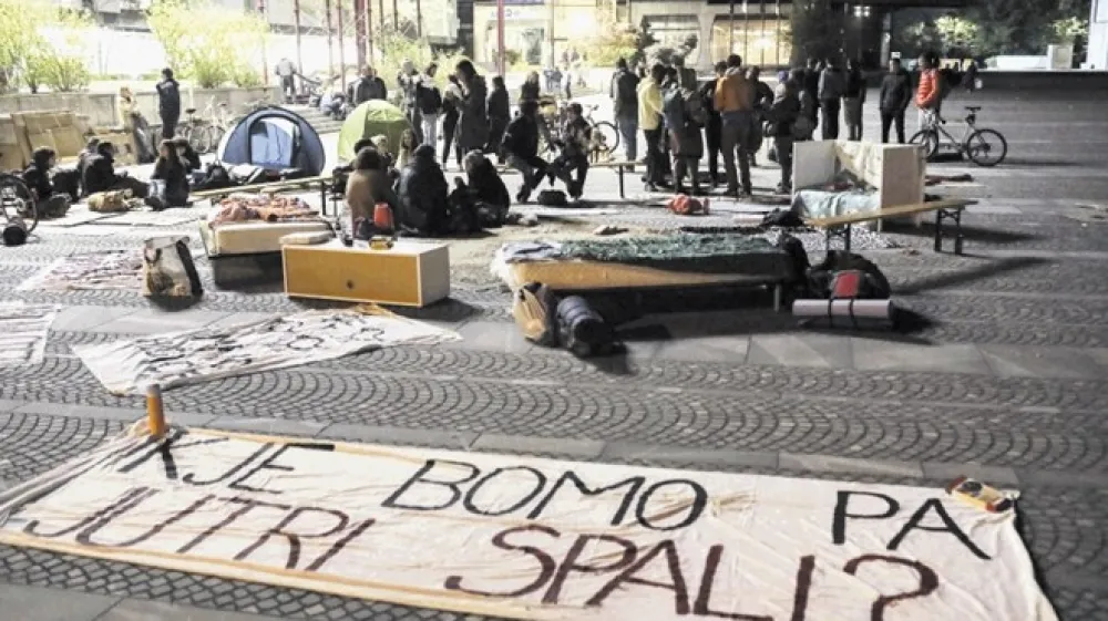 Ob vnovičnem zaprtju &scaron;tudentskih domov je res na mestu vpra&scaron;anje &raquo;kje bomo pa jutri spali&laquo;, opozarjajo v &scaron;tudentskih vrstah. Na fotografiji:  lanskoletna akcija iniciative Kje bomo pa jutri spali?