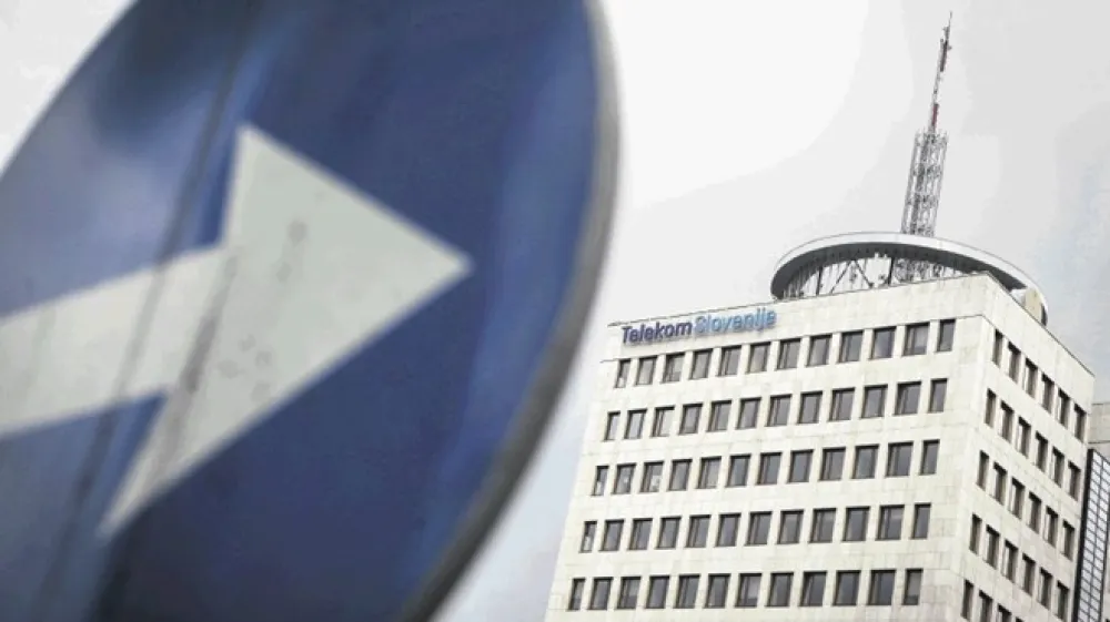 Ključna razloga &raquo;nesoglasij&laquo;, zaradi katerih so nedavno odstopili trije nadzorniki Telekoma Slovenije,  naj bi bila podpredsednica uprave Vida Žurga in prodaja Ipka.