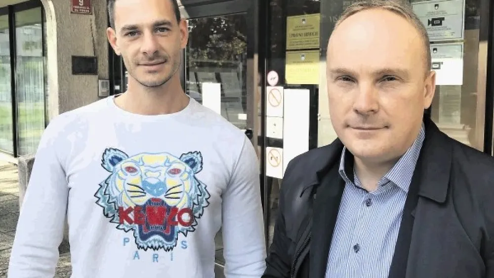 Nekdanji policist Iztok Kustec in njegov odvetnik Matjaž &Scaron;aloven pred delovnim in socialnim sodi&scaron;čem v Kopru, kjer Kustec i&scaron;če pravico zaradi po njegovem mnenju nezakonite odpovedi delovnega razmerja.