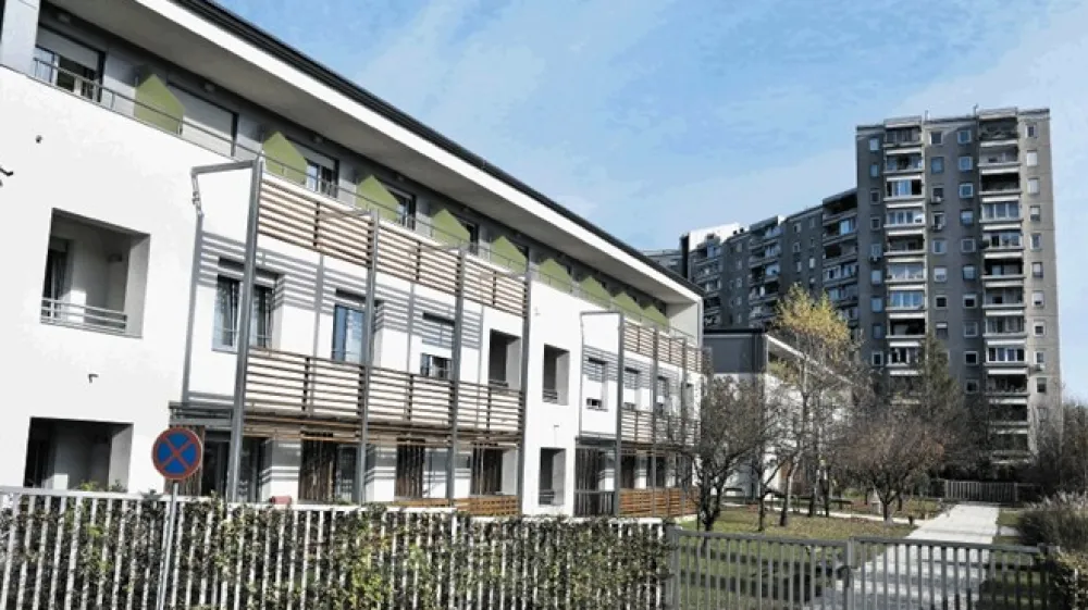 Največ okužb med stanovalci in zaposlenimi imajo ta čas v treh ljubljanskih domovih za starej&scaron;e, Kolezija, Poljane in Fužine (na fotografiji). V &scaron;i&scaron;enskem domu, kjer so imeli enajst okuženih stanovalcev, je konec oktobra okrevala &scaron;e zadnja okužena, zato je dom končno spet brez okužb.