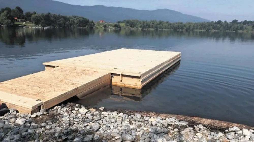 Kočevsko jezero je tudi pomemben naravni habitat, na njegovem območju so gnezdi&scaron;ča 64 vrst ptic, od teh je 15 vrst z rdečega seznama ogroženih gnezdilk v Sloveniji.