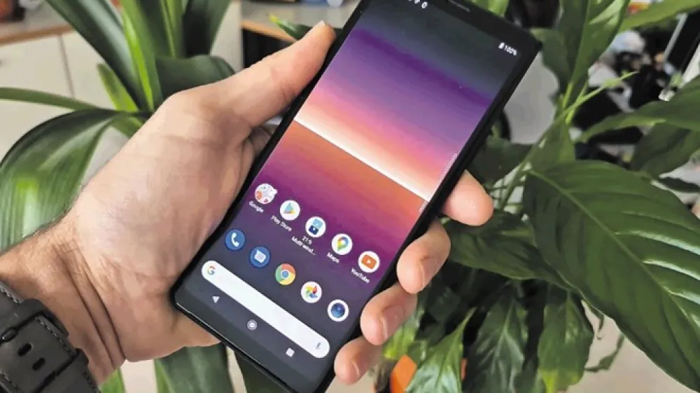 Xperia 10 ii z razmerjem stranic 21:9 v dlani sedi domače kot daljinec.