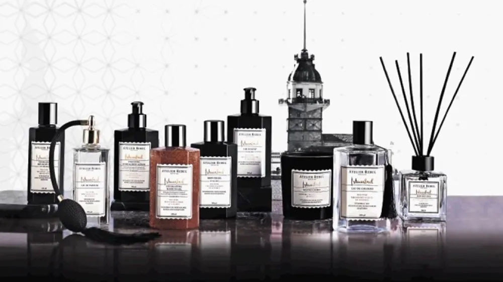 Blagovna znamka Atelier Rebul ponuja več kot 200 izdelkov vrhunske kvalitete, vse od SPA-izdelkov za nego telesa, obraza in las do di&scaron;av zanjo, zanj in za dom.