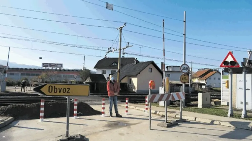 Predsednik KS Trata Blaž Jesenko poudarja, da krajani prevoznost železni&scaron;kega prehoda pri železni&scaron;ki postaji v &Scaron;kofji Loki, brez katerega so ostali tako rekoč čez noč, zahtevajo nazaj.