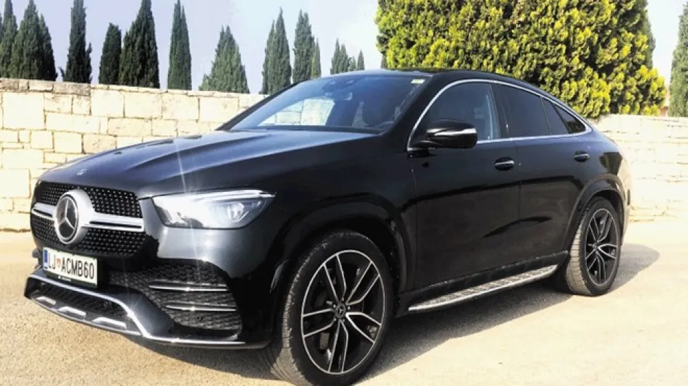 GLE coupe je po merah ogromen avto, ki pa ga je presenetljivo lahko voziti, tudi zavoljo asistenčnih sistemov.