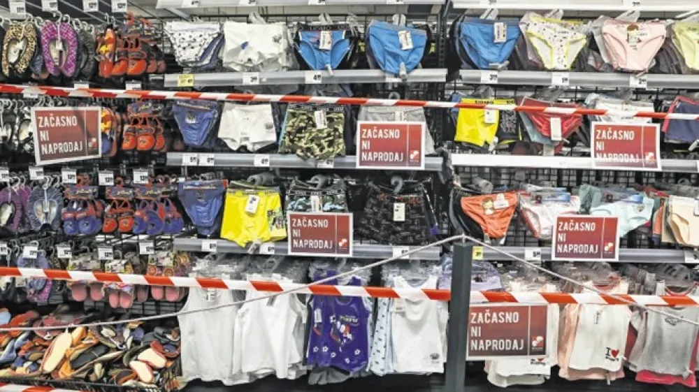 Trgovci so zaradi prepovedi prodaje oblačil, obutve in tehničnega blaga kupcem onemogočili dostop do teh izdelkov.