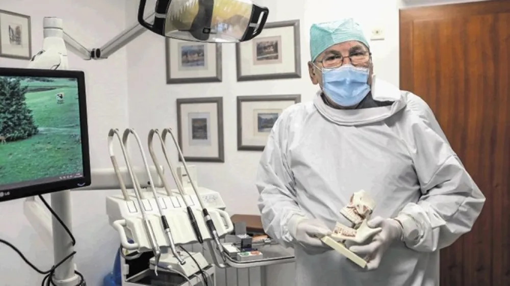 Želimir Božić v prostorih, kjer je sredi devetdesetih let prej&scaron;njega stoletja odprl zasebno ambulanto, zdaj zobe popravlja brezplačno.