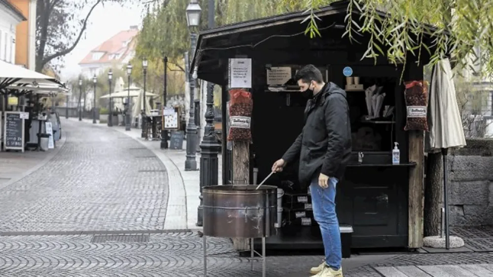 Sveže pečen kostanj s Cankarjevega nabrežja vam lahko dostavljalci podjetja Wolt pripeljejo tudi na dom.