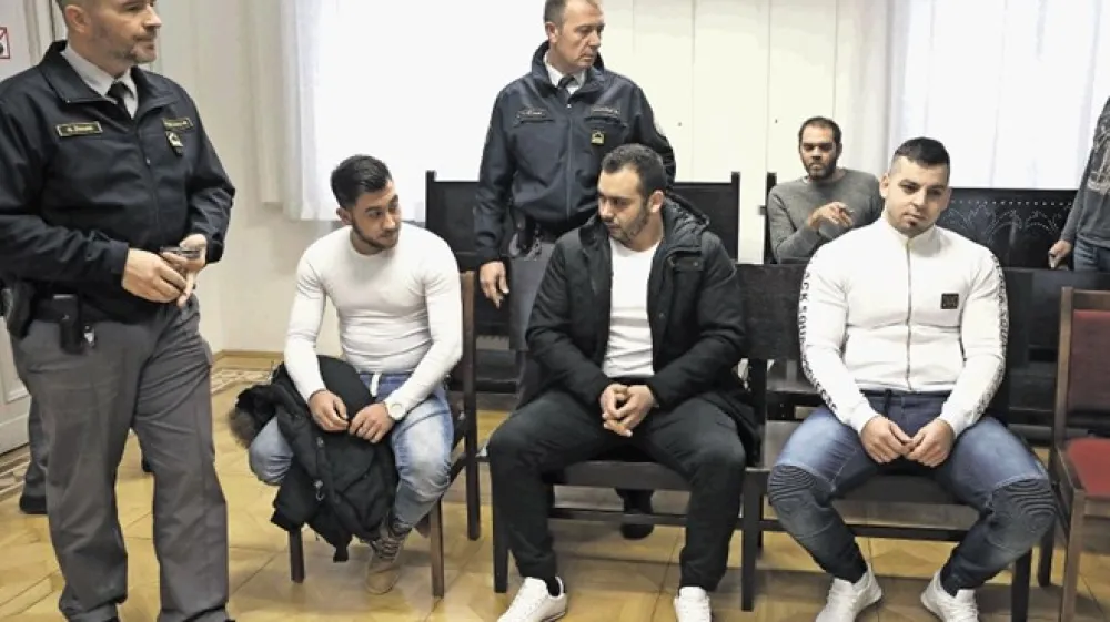 Blaž Grm, Jože Rus in Cvetko Grm so zanikali vse: Marka S. nihče ni silil, da gre v avto, ga pretepal in  mu grozil. Tudi denarja mu niso vzeli.