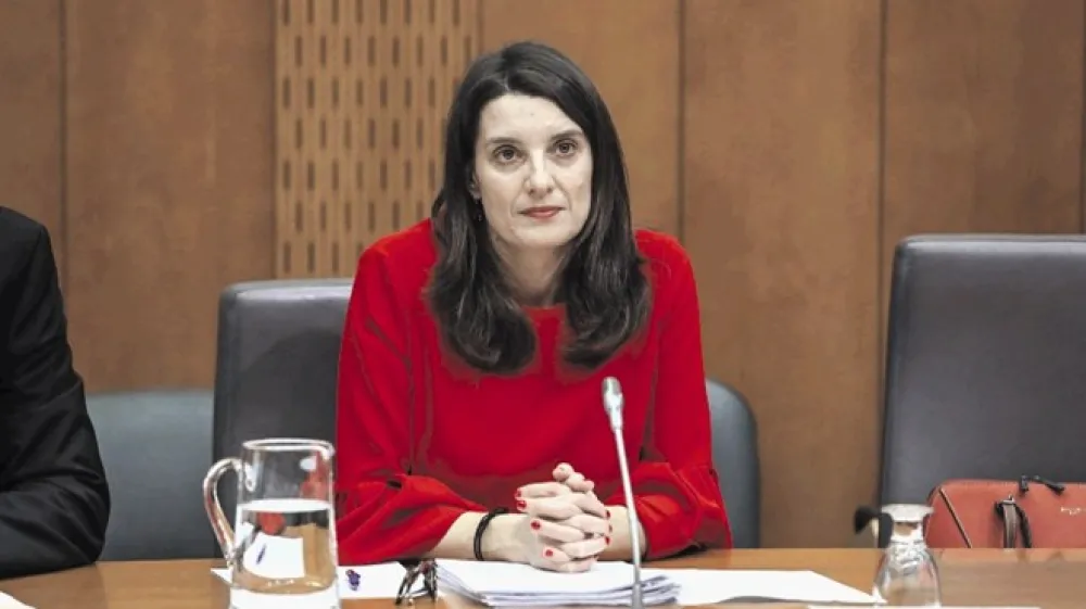 Na&scaron;i sogovorniki so prepričani, da odgovornost za precej neznosno stanje na MIZ&Scaron; nosi ministrica Simona Kustec, ki s svojim delovanjem na vladni ravni ne  prodre s strokovnimi argumenti s področja izobraževanja.