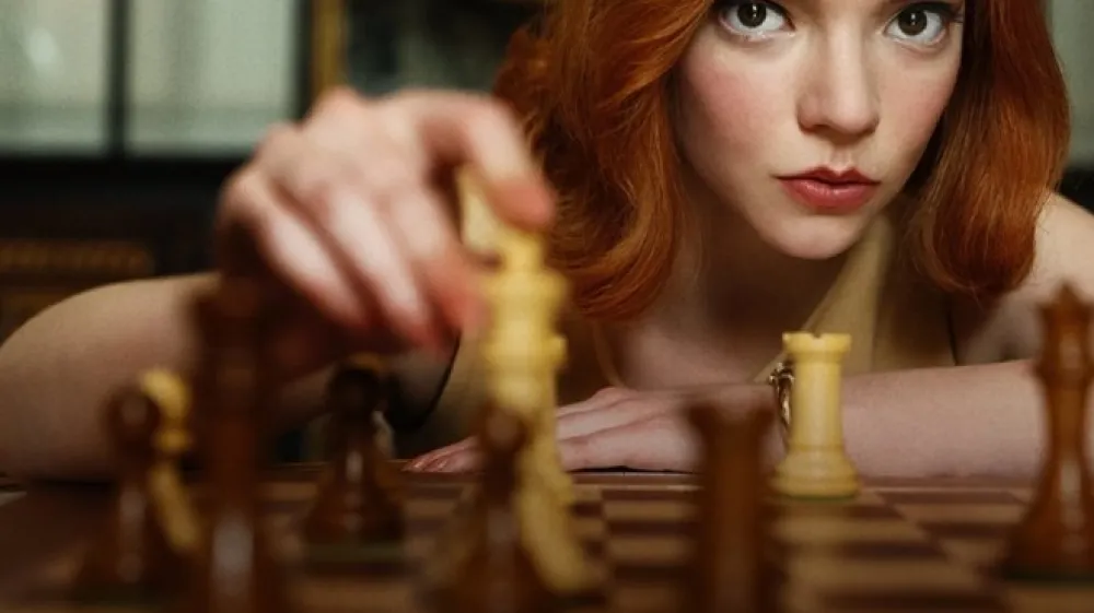 &Scaron;ah je eksplodiral, &scaron;ah je znova 'in'. Spletni priljubljenosti je botrovala epidemija, pa tudi serija Kraljičin gambit.