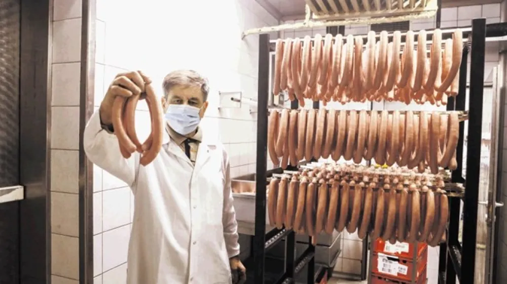 Jože Flerin: &raquo;Pozna se, da ljudje kuhajo sami doma. Pri domačem pultu, v mesnici, je prodaja   skokovito narasla.&laquo;