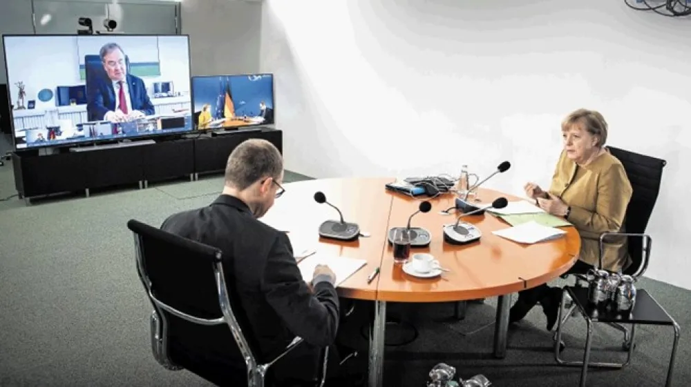 Kanclerka Angela Merkel sku&scaron;a prek videokonference s &scaron;efi nem&scaron;kih dežel najti soglasje o prihodnjih ukrepih za zajezitev epidemije.