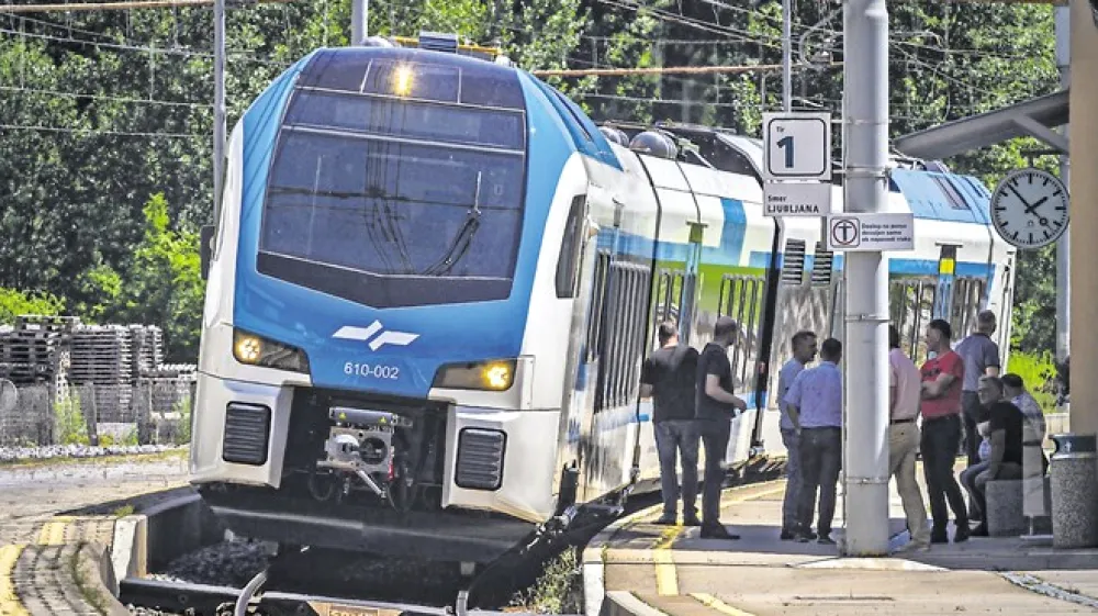 Slovenske železnice so kupile 52 novih vlakov znamke Stadler. Prvi naj bi po tirih zapeljali &scaron;e letos in nadomestili tudi do 45 let stare kompozicije. (Foto: Slovenske železnice)
