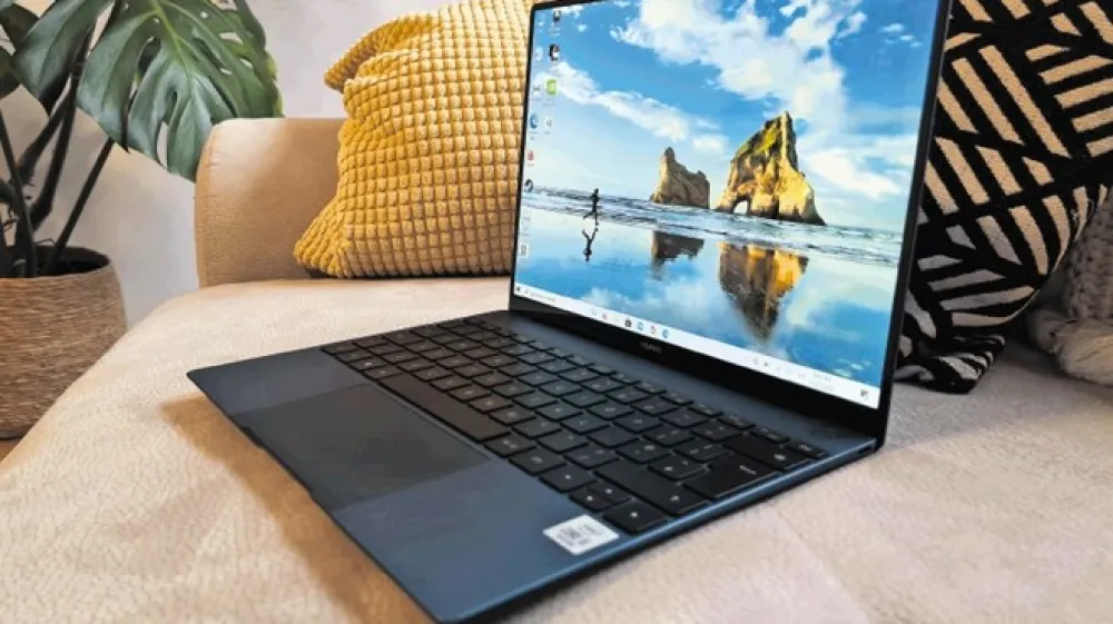 Prenosnik lahko odpremo z enim samim prstom.