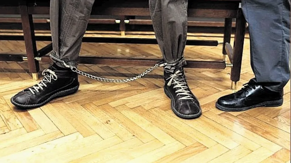 Če v zaporu ocenijo, da je obsojenec ali obdolženec izrazito nevaren ali begosumen, mu lahko vklenejo tudi noge.