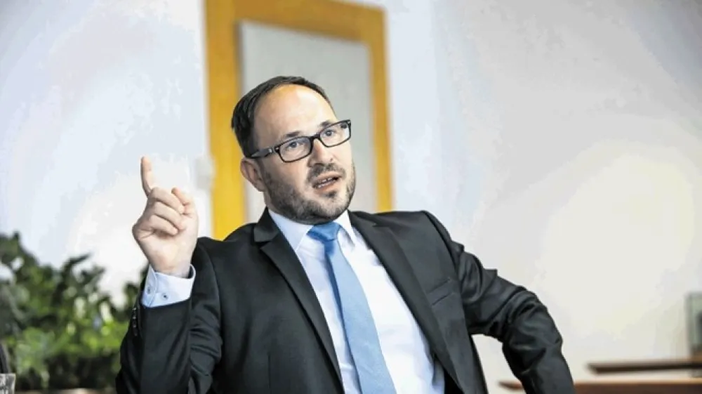 Minister Jernej Vrtovec je že večkrat povedal, da podpira nadaljnjo rabo jedrske energije, tudi simpatije Jan&scaron;eve vlade do ZDA in vsega, kar di&scaron;i po ameri&scaron;kem, pa niso skrivnost. Kljub temu pa je prenagljena napoved, da bo NEK 2 opremil Westinghouse.