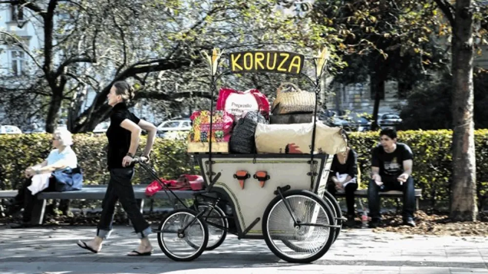 V poletnih mesecih je na ljubljanskih ulicah dovoljeno na vozičkih prodajati koruzo, prodaja toplih napitkov pa je prepovedana.