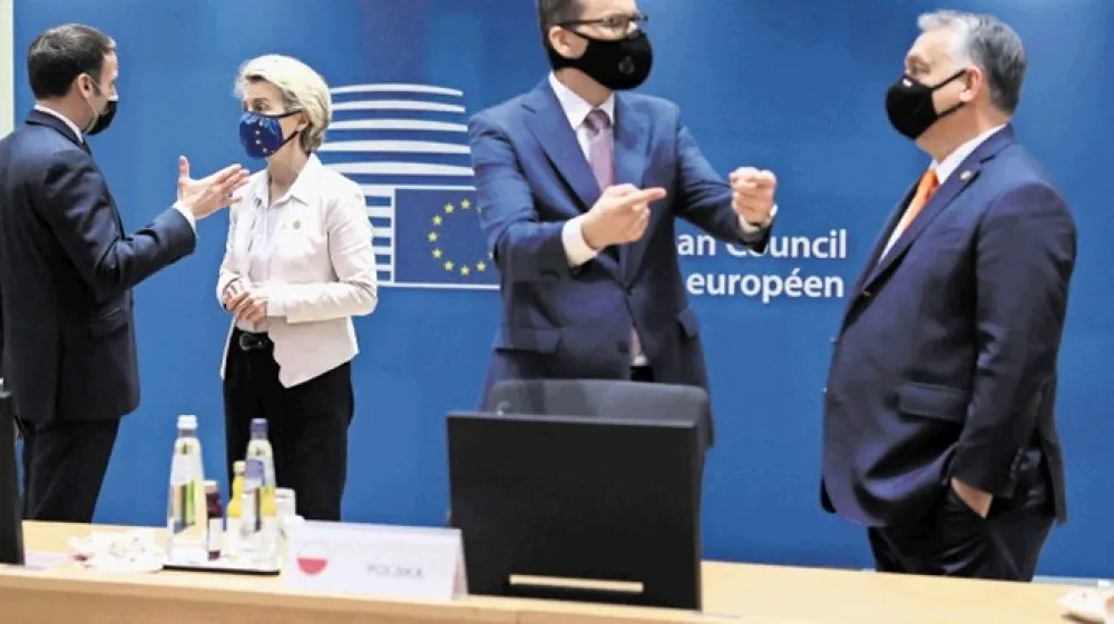Poljski premier Moraviecki in madžarski premier Orban sta na vrhu EU po doseženem kompromisu umaknila blokado svežnja za okrevanje.