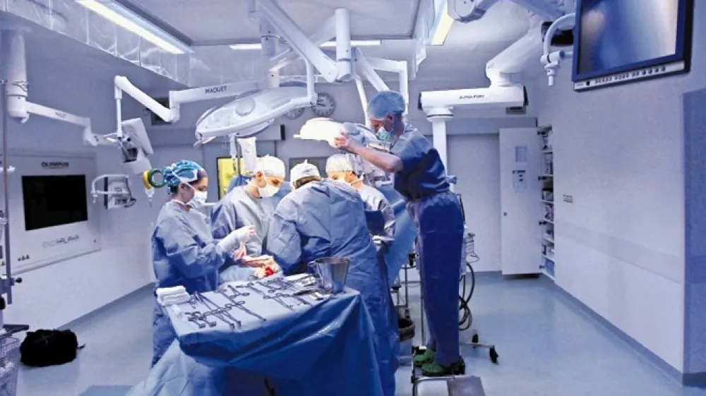 Dr. Marko Bitenc v prostorih Klinike Golnik (na fotografiji) že 13 let opravlja operacije pljuč in drugih organov prsnega ko&scaron;a. Zdaj je blizu klinike kupil zemlji&scaron;če, na katerem namerava  postaviti bolni&scaron;nico in dom za starej&scaron;e občane.