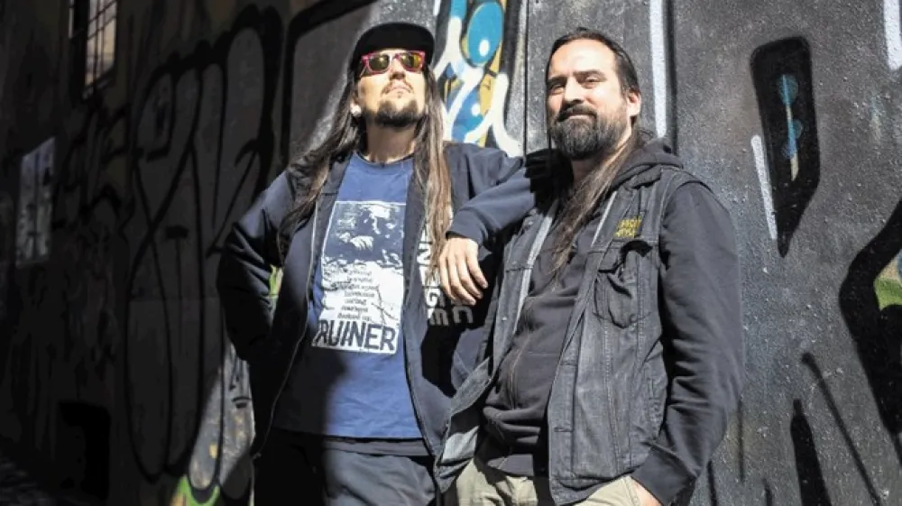 Črt Batagelj (desno) in Matej Ahlin sta poznana kot organizatorja koncertnega cikla Vesela dihurčka ali Dirty Skunks in sta tudi ena od pobudnikov novonastalega dobrodelnega dru&scaron;tva MiDelamoDogodke.