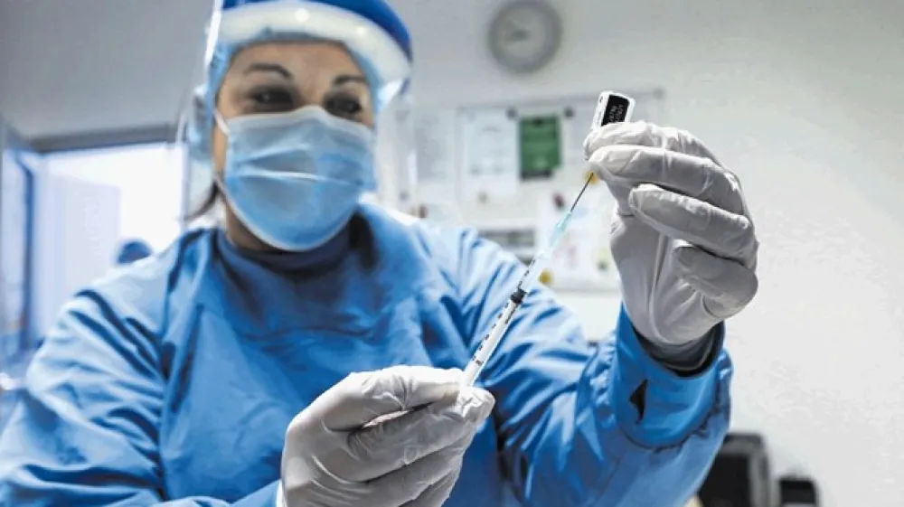 V vialah protikoronskega cepiva je uradno pet odmerkov, a so tudi slovenski zdravstveni delavci takoj opazili, da bi jih lahko včasih pridobili &scaron;est.