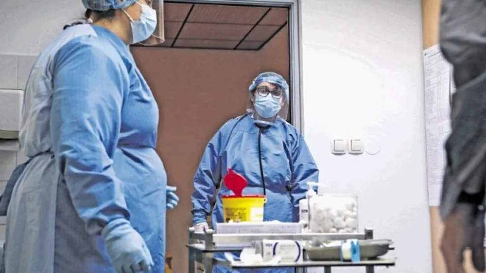 Najprej so bili na vrsti stanovalci domov starej&scaron;ih občanov. Slovenski zdravstveni delavci bodo lahko, če bo vse po sreči,  kmalu po novem letu s cepljenjem za&scaron;čitili tudi druge posebej ogrožene paciente.