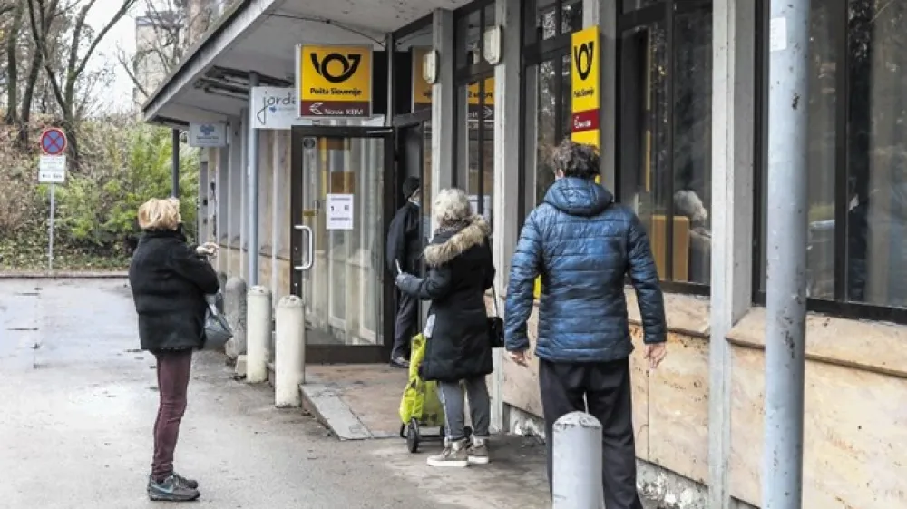 Ob tem ko državljani danes zaradi posledic epidemije na svoje po&scaron;iljke čakajo bistveno dlje kot običajno,  Po&scaron;ta Slovenije z novim letom zvi&scaron;uje cene lažjih blagovnih po&scaron;iljk.