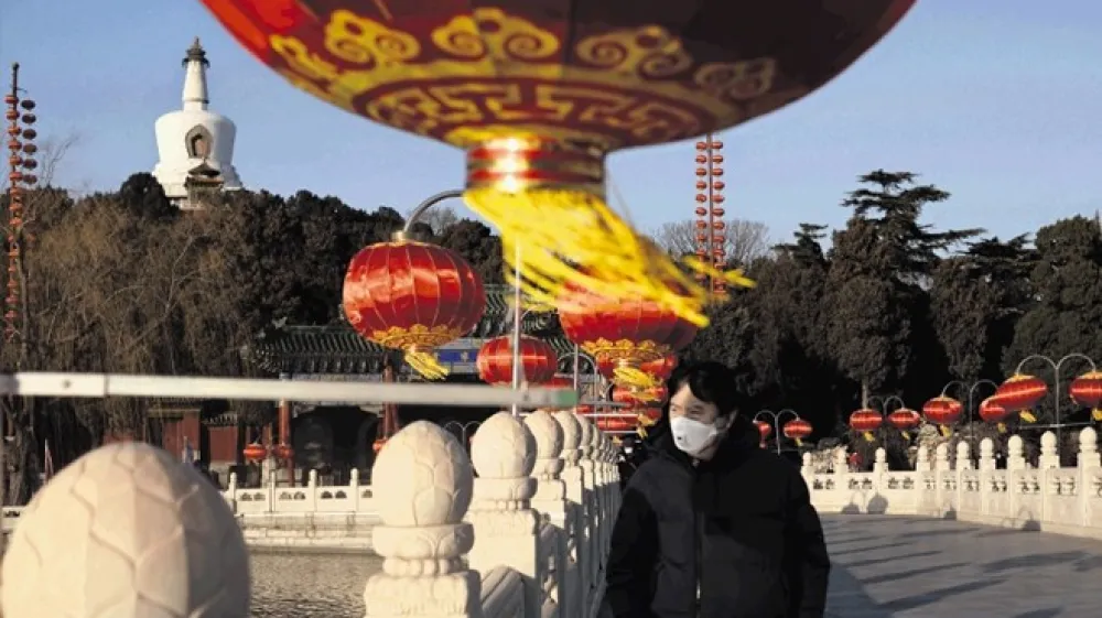 24. januar: Kitajsko novo leto mine v znamenju mask in odpovedi množičnih prireditev.
