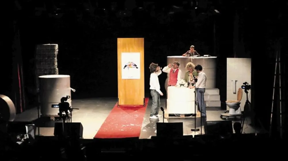 Slovensko mladinsko gledali&scaron;če je v minulih dneh pripravilo že več neposrednih prenosov svojih uprizoritev prek spleta: najprej so trikrat odigrali predstavo Paloma (na fotografiji je ena od njenih &raquo;spletnih&laquo; izvedb), sledila je predstava Gejm, s prenosi bodo nadaljevali tudi prihodnji teden.