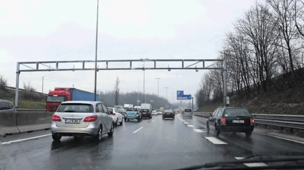 Slova&scaron;ki revizorji so ugotovili mnoge nepravilnosti sistema, ki ga je v tej državi vzpostavil Skytoll. Kar 48 odstotkov sredstev od pobranih cestnin obdrži Skytoll, kar je več, kot prejme slova&scaron;ki avtocestni upravljalec.