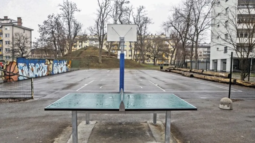 Igri&scaron;če v Savskem naselju so v sodelovanju s Savčani začeli oživljati leta 2013,  igri&scaron;če pa je bilo deležno novosti tudi osem let kasneje: nedavno so postavili  mize za namizni tenis.