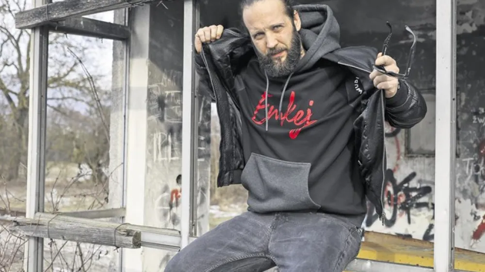 &raquo;Prej sem imel muziko za hobi in  vedno iskal &scaron;e kako  drugo delo, s katerim bom ta hobi podpiral. Ko pa sem se začel zavedati, da je to moj poklic, da sem  pač 'muzičar',  se je vse spremenilo,&laquo; o prehojeni poti razmi&scaron;lja raper Emkej. Foto: Jaka Gasar