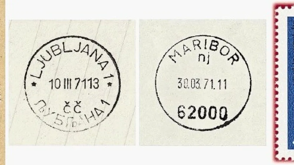 Odtis prvega slovenskega po&scaron;tnega žiga s po&scaron;tno &scaron;tevilko (levo), odtisa žigov gravirnice v Ljubljani in Kropi (v sredini) iz marca 1971  ter priložnostna znamka, namenjena opozarjanju na obvezno pisanje po&scaron;tnih &scaron;tevilk na po&scaron;tne po&scaron;iljke, ki je z zamudo iz&scaron;la &scaron;ele decembra 1971.