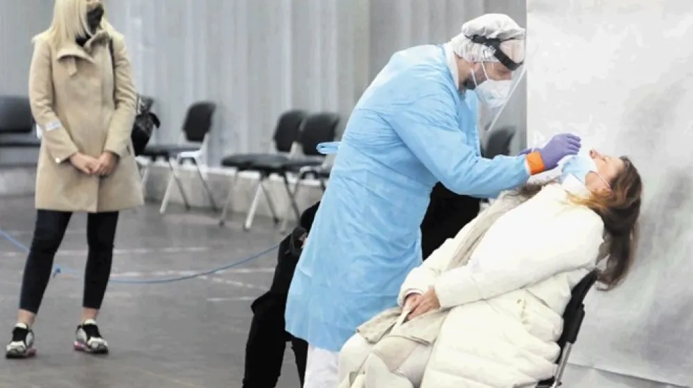 Proizvajalci so hitre teste že toliko izbolj&scaron;ali, da brisa ni  treba jemati globoko v nosu. Slovenske učitelje (na fotografiji) testirajo &scaron;e &raquo;po starem&laquo;.