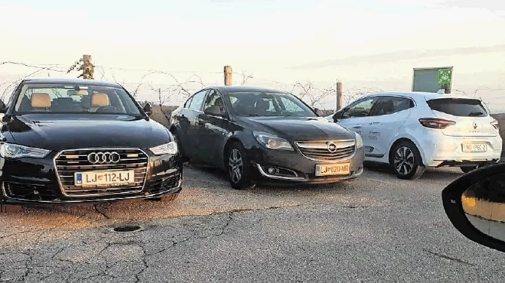 Audi &ndash; službeno vozilo ministra za gospodarstvo Zdravka Počival&scaron;ka pred gostilno Taverna v Ljutomersko-ormo&scaron;kih goricah. Sredi vinorodnega okoli&scaron;a se je minister udeležil posveta OZS Ormož v gostilni, kjer pa so menda pili zgolj in samo vodo.