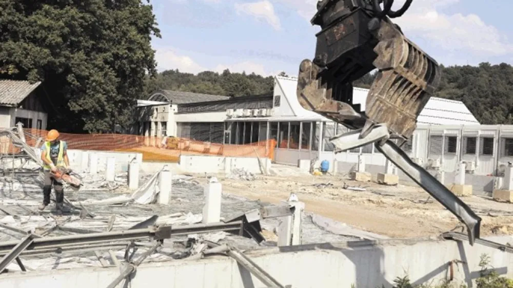 Lansko jesen so delavci poru&scaron;ili rastlinjak za sredozemske rastline ob Večni poti, ker potrebuje  Nacionalni in&scaron;titut za biologijo prostor  za gradnjo   Biotehnolo&scaron;kega stiči&scaron;ča.