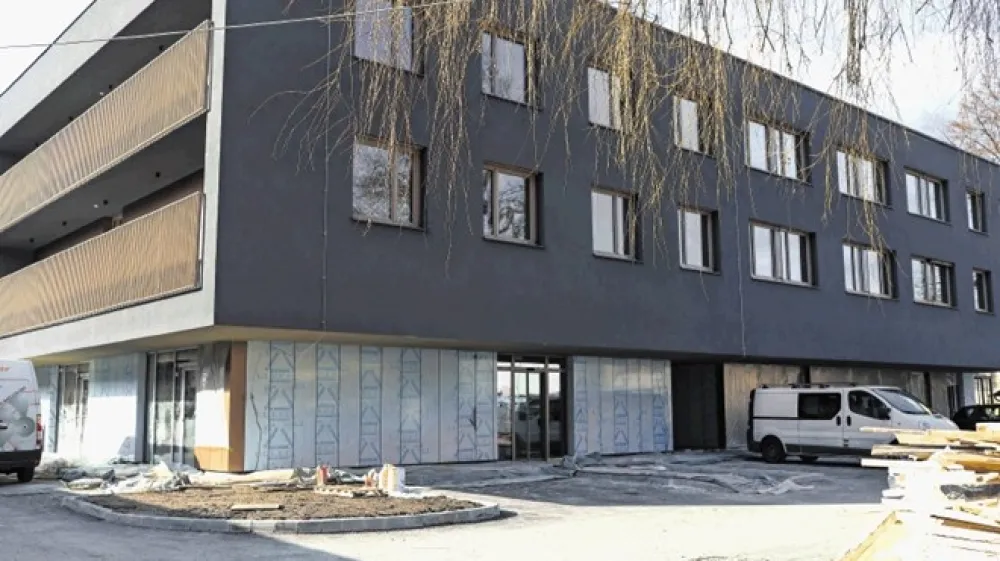 Predvidoma v drugi polovici aprila naj bi republi&scaron;ki stanovanjski sklad začel opremljati stanovanjski objekt za mlade v Gerbičevi ulici. Če bo &scaron;lo vse po sreči, se bodo mladi vanj lahko vselili  jeseni.