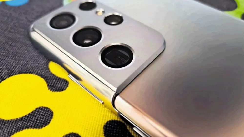 Najbolj markanten element mobilnika galaxy s21 ultra 5G je  ohi&scaron;je hrbtnih kamer, ki je poravnano s stranskim ohi&scaron;jem mobilnika.