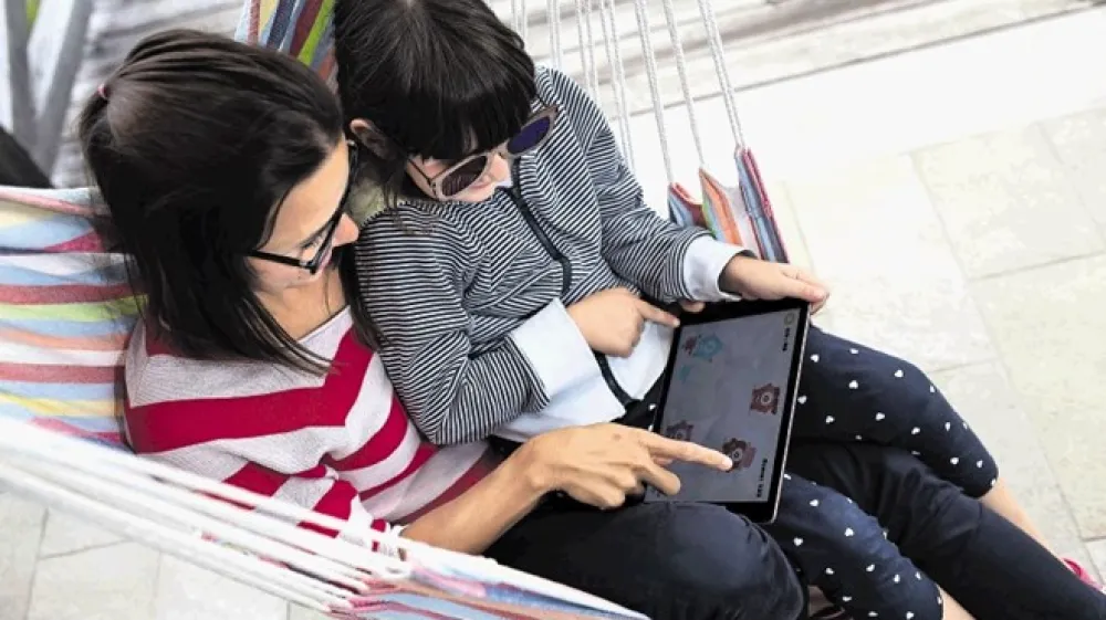 Otroci z ambliopijo z aplikacijo AmblyoPlay skozi igro trenirajo leno oko.